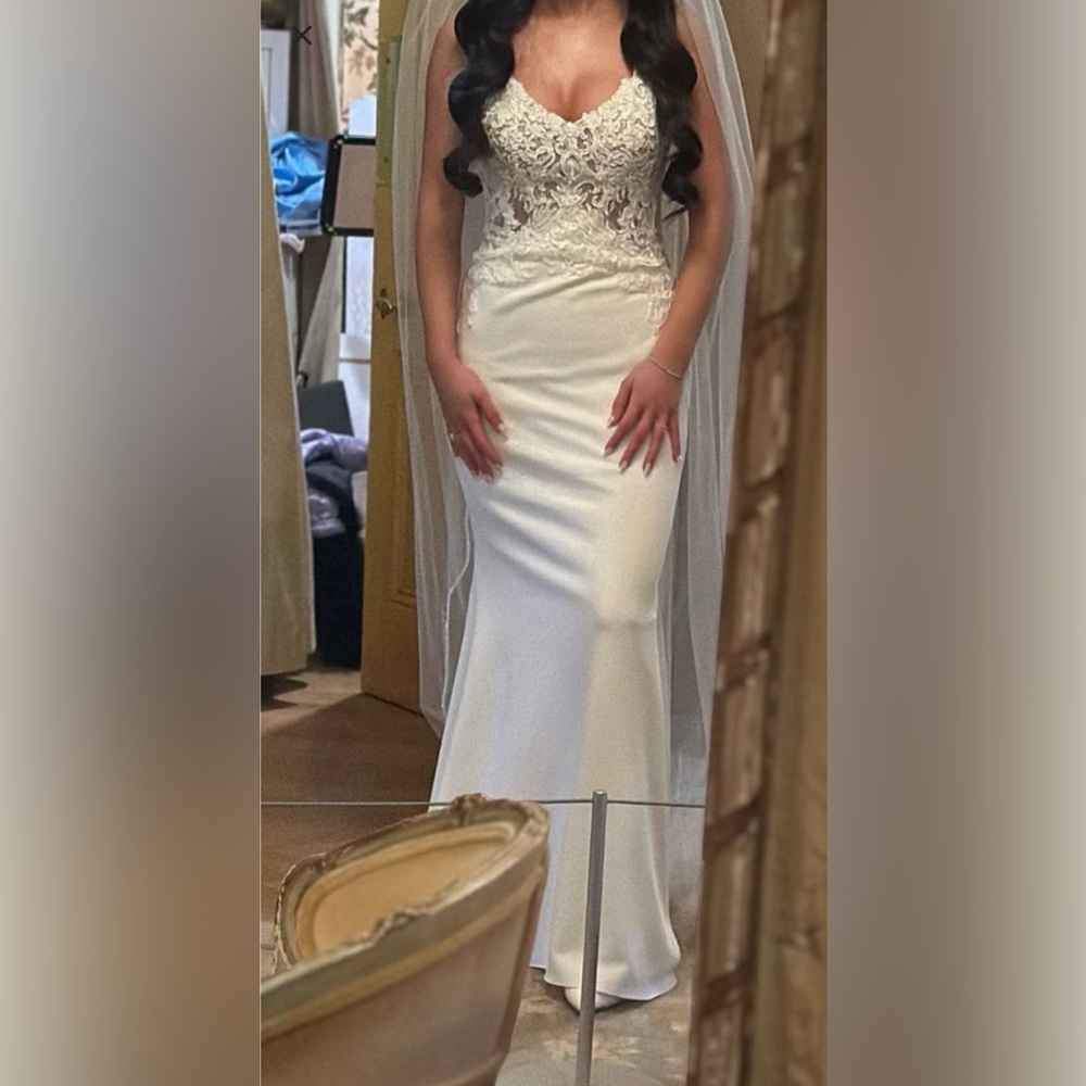 Elegant White Lace Wedding Dress with Train - Picture 3 of 6